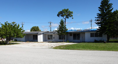 4810-4914 Coronado Pky in Cape Coral, FL - Building Photo - Building Photo