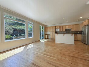 1575 NE Iris St in Issaquah, WA - Building Photo - Building Photo