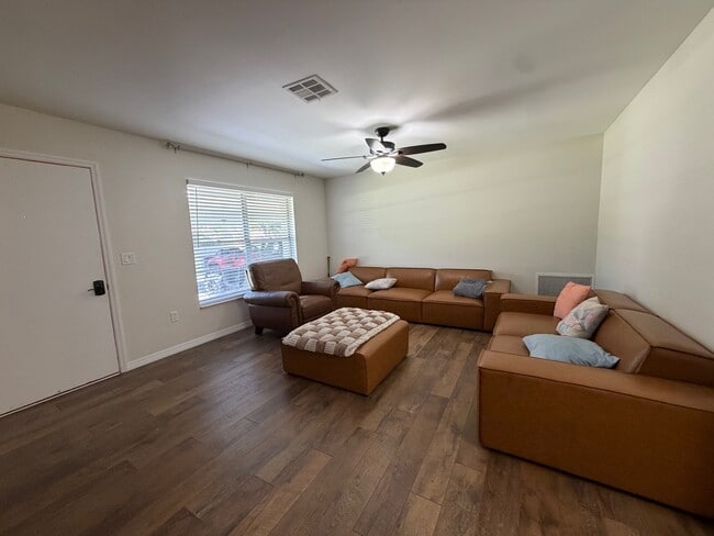 4868 NW 27th St in Okeechobee, FL - Foto de edificio - Building Photo