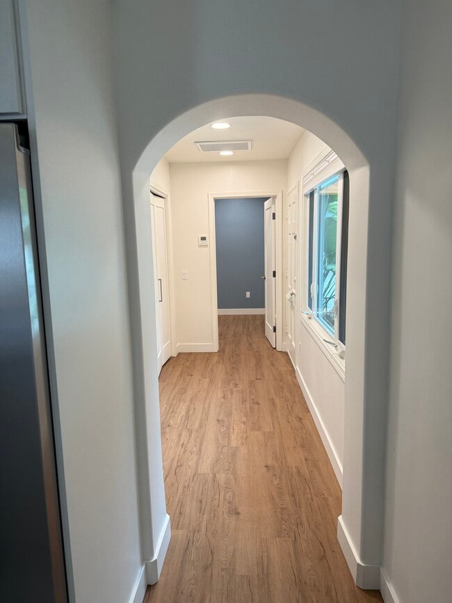 328 East Carrillo Street, Unit #D in Santa Barbara, CA - Building Photo - Building Photo