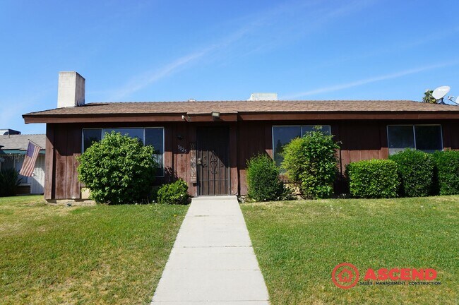 3025 N Half Moon Dr in Bakersfield, CA - Building Photo - Building Photo