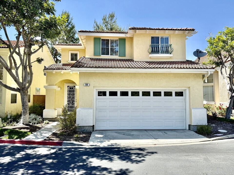 206 Inez Way in Oceanside, CA - Foto de edificio
