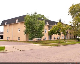 Town & Country Apartments in Grand Rapids, MI - Building Photo - Building Photo