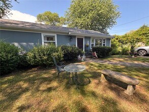 6 Hickory Ave in Middletown, RI - Building Photo - Building Photo