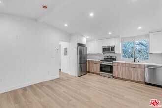 5413 Troost Ave in Los Angeles, CA - Foto de edificio - Building Photo