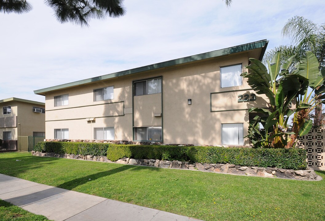 223-229 E Clifton Ave in Anaheim, CA - Foto de edificio