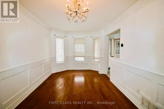 2397 Gladstone Ave in Oakville, ON - Building Photo - Building Photo