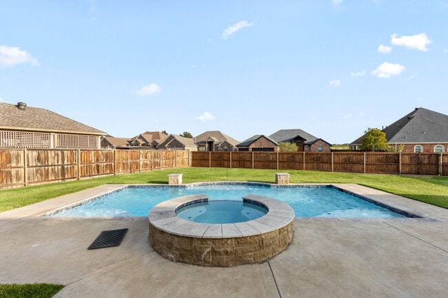 property at 1735 Woodridge Dr