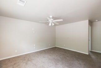 1000 Foster Dr in Conroe, TX - Foto de edificio - Building Photo