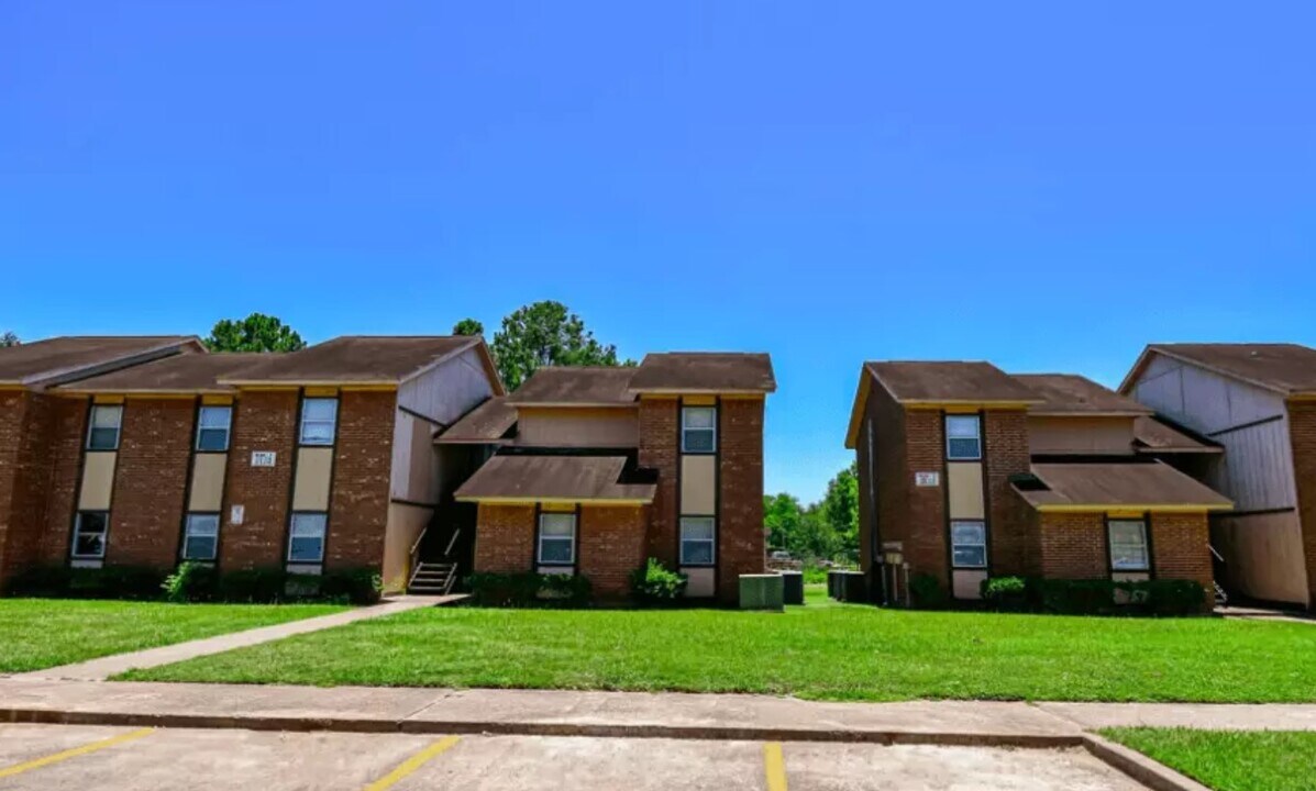 3025 Waller St in Waller, TX - Foto de edificio