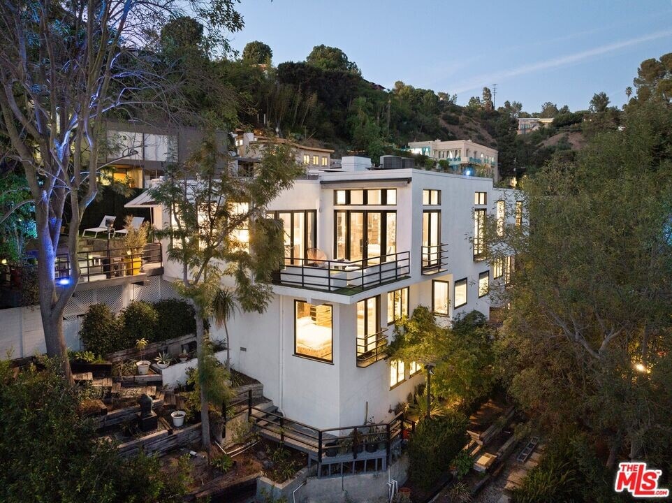 9314 Lloydcrest Dr in Beverly Hills, CA - Building Photo