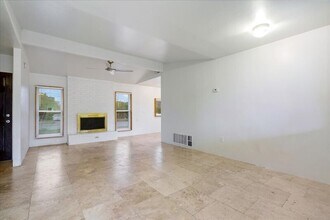 5711 Emerald Forest Dr in Austin, TX - Foto de edificio - Building Photo