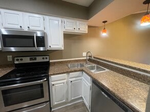 8545 Midpark Rd, Unit 36 in Dallas, TX - Building Photo - Building Photo