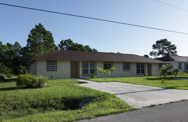 4612 Douglas Ln in Lehigh Acres, FL - Foto de edificio - Building Photo