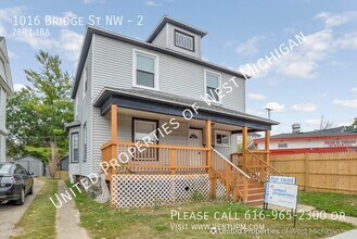 1016 Bridge St NW in Grand Rapids, MI - Building Photo - Building Photo