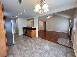 1005 Zachary Dr in Centerton, AR - Building Photo - Building Photo