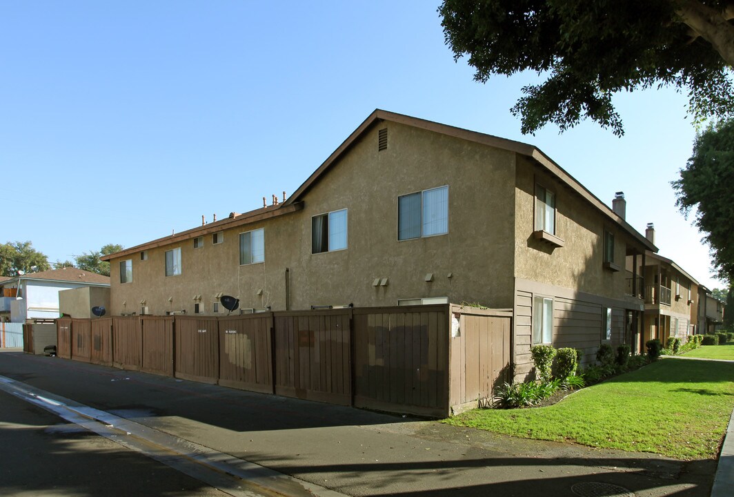 1633-1639 W Ball Rd in Anaheim, CA - Building Photo