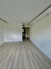 17890 W Dixie Hwy, Unit 207 in North Miami Beach, FL - Building Photo - Building Photo