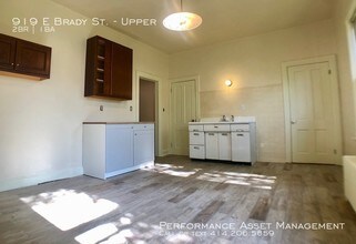 919 E Brady St-Unit -Upper in Milwaukee, WI - Building Photo - Building Photo