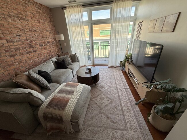 140 S River St, Unit 402 in Aurora, IL - Foto de edificio - Building Photo