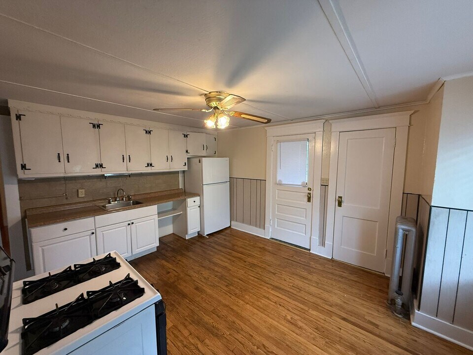 232 Hampden St in Chicopee, MA - Building Photo