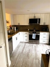 5460 SW 70th Pl N in Miami, FL - Foto de edificio - Building Photo