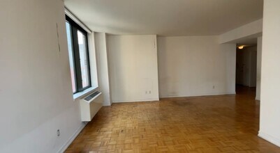 2 S End Ave in New York, NY - Foto de edificio - Building Photo