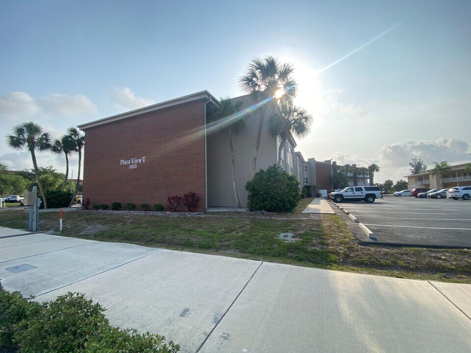 3100 Harbor Blvd, Unit 3100 Harbor Blvd Unit 315 in Port Charlotte, FL - Building Photo