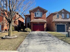 2066 Shady Glen Rd in Oakville, ON - Building Photo