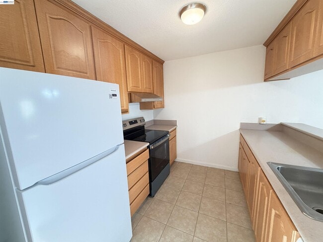 1391 Monument Blvd in Concord, CA - Building Photo - Building Photo