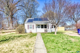 124 Mayflower St in West Hartford, CT - Building Photo - Building Photo