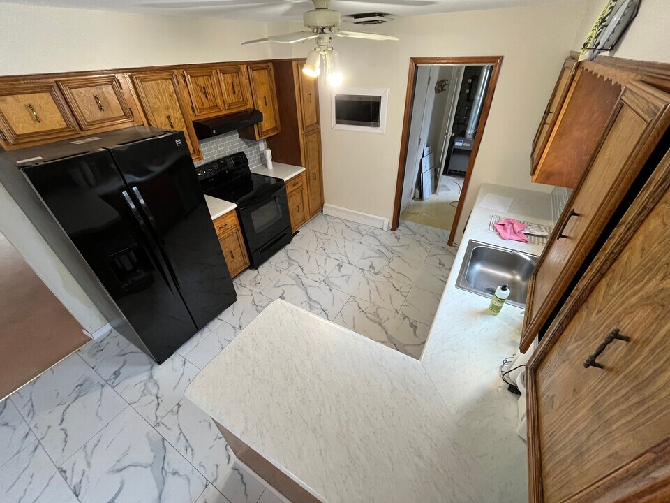 27 Millbury Ln in South Setauket, NY - Building Photo