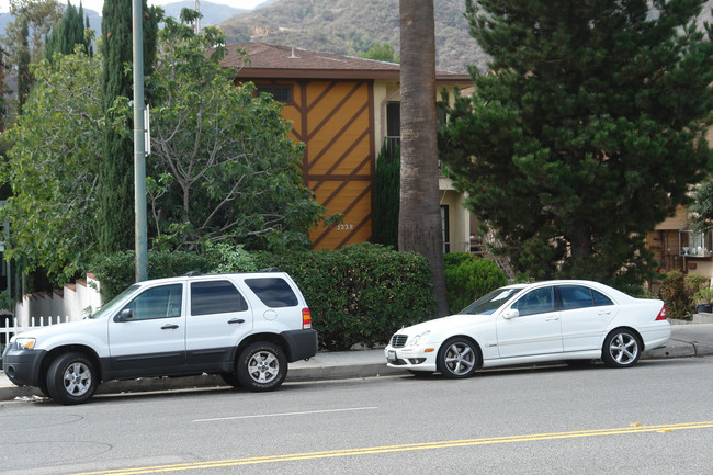 3228 Honolulu Ave in La Crescenta, CA - Foto de edificio - Building Photo