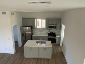 21206 De La Osa St in Los Angeles, CA - Foto de edificio - Building Photo