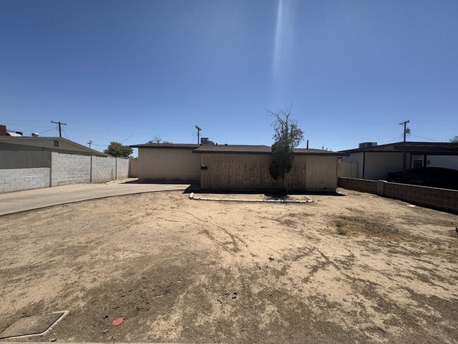 7747 W Weldon Ave in Phoenix, AZ - Foto de edificio - Building Photo