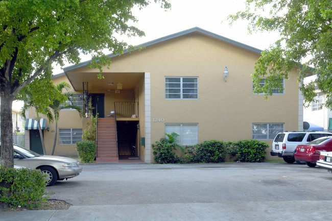 1240 W 37th St in Hialeah, FL - Building Photo - Building Photo