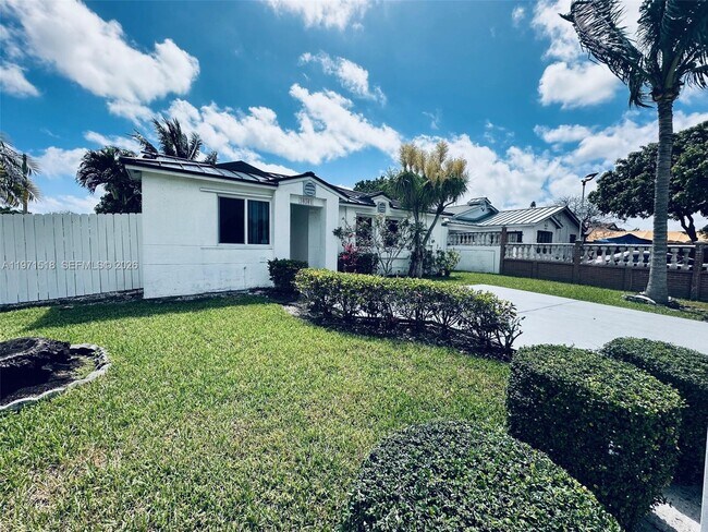 18501 SW 115th Ave in Miami, FL - Building Photo - Building Photo