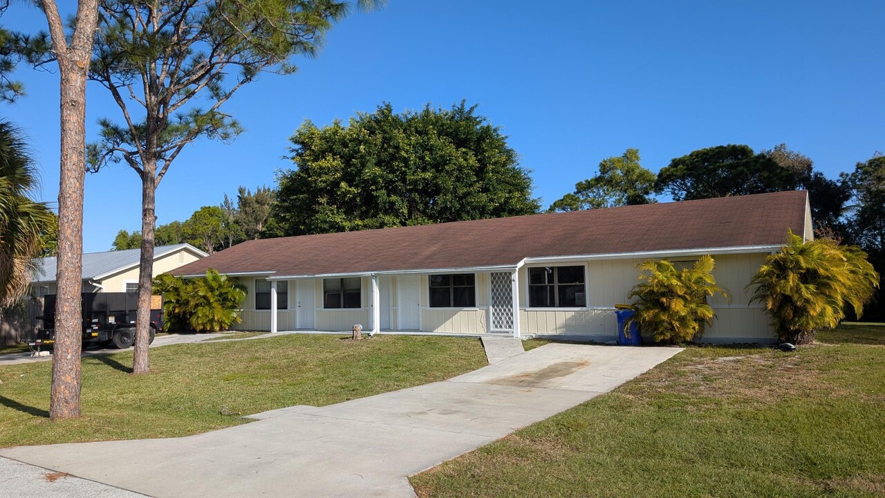 3741 SE Dixie Ross St in Stuart, FL - Building Photo