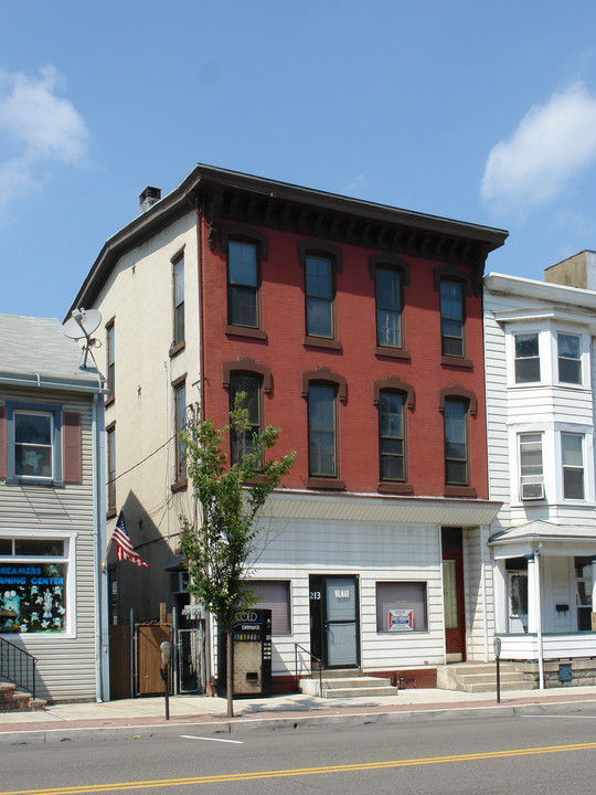 213 W Broad St in Tamaqua, PA - Building Photo