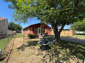 610 S Bond St in Iowa Park, TX - Building Photo - Building Photo