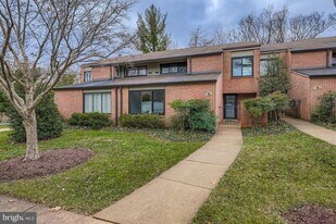 4 Oakridge Ct in Lutherville, MD - Building Photo