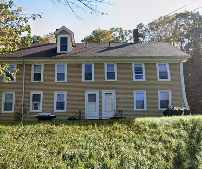 379-385-385 Main St in Gilbertville, MA - Foto de edificio - Building Photo