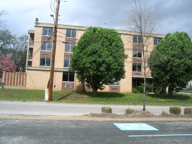 Phillips Memorial Hall in Chattanooga, TN - Foto de edificio - Building Photo