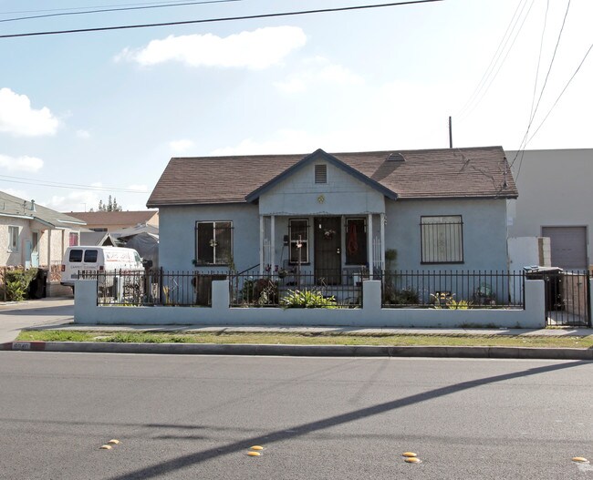 6940 Wilcox Ave in Bell, CA - Foto de edificio - Building Photo