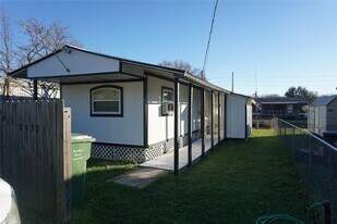 8977 Gladewood in Willis, TX - Building Photo