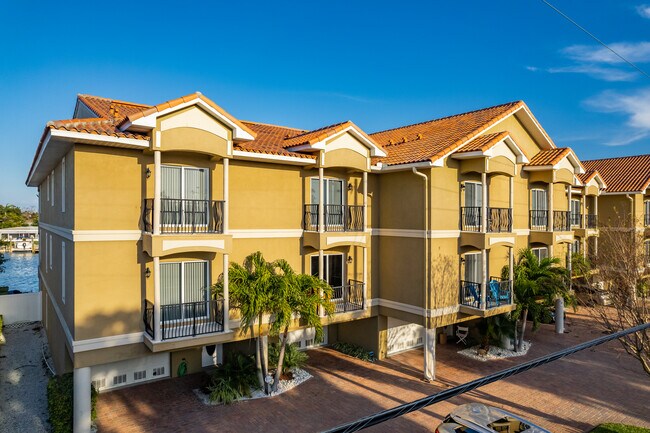 300 Capri Blvd in Treasure Island, FL - Building Photo - Building Photo