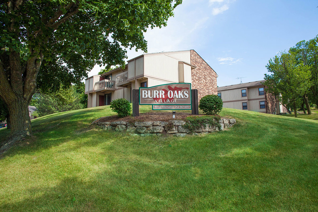 Burr Oaks Village Apartments in Waukesha, WI - Building Photo