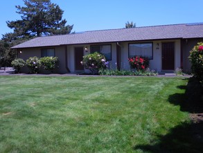 Hollywood Park Apartments in Salem, OR - Building Photo - Building Photo