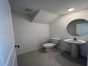 12727 NW 23rd Pl in Miami Shores, FL - Foto de edificio - Building Photo