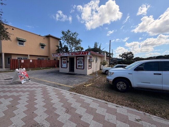 1551 NW 6th St, Unit 6 in Fort Lauderdale, FL - Foto de edificio - Building Photo